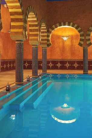 Indoor pool, sun loungers. Hotel Kasbah Azalay