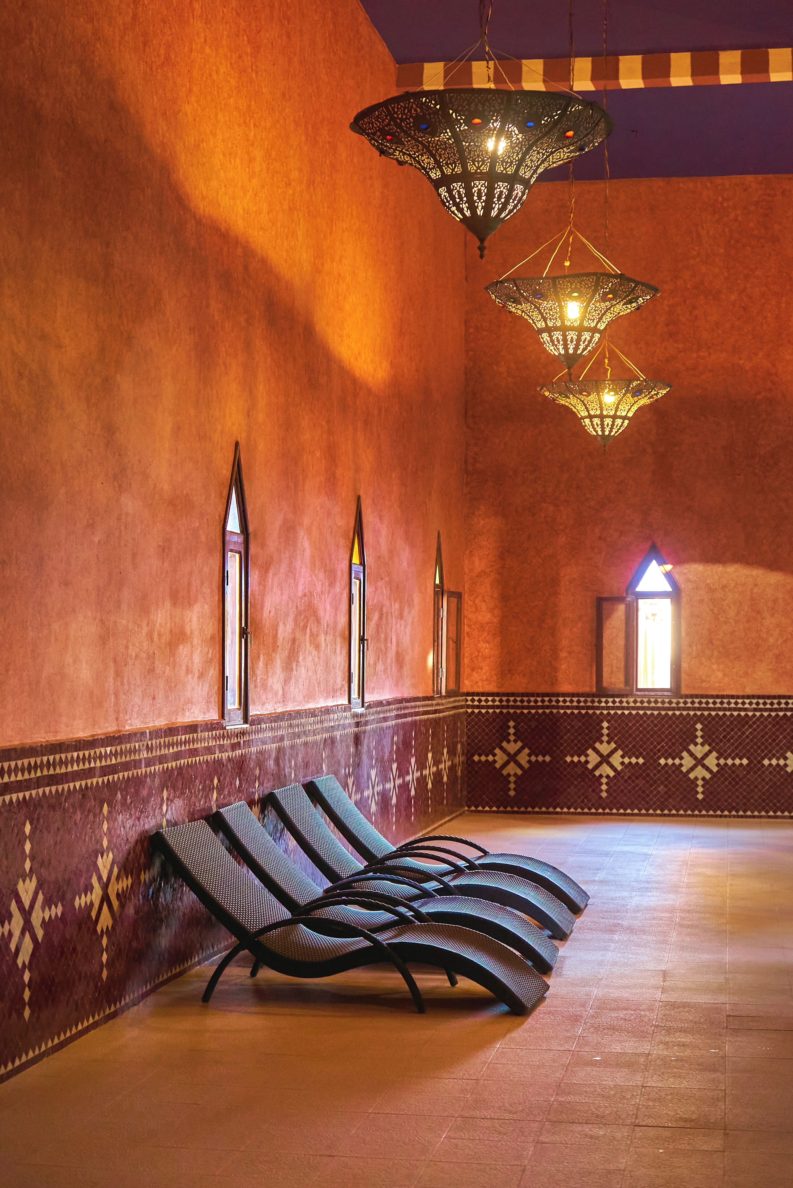 Indoor pool, sun loungers