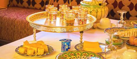 Ett bord dukat med traditionella föremål som används vid en marockansk teceremoni, inklusive en tekanna, glas och tallrikar.