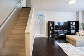 Living area - Spacious + Cozy in the Heart of Town (London)