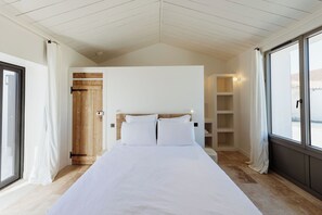 Iron/ironing board, travel crib, free WiFi, bed sheets