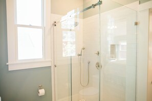Shower, hair dryer, towels, soap - The Parsonage: A Grand 19th Century 4 Bedroom Home (Millersburg)