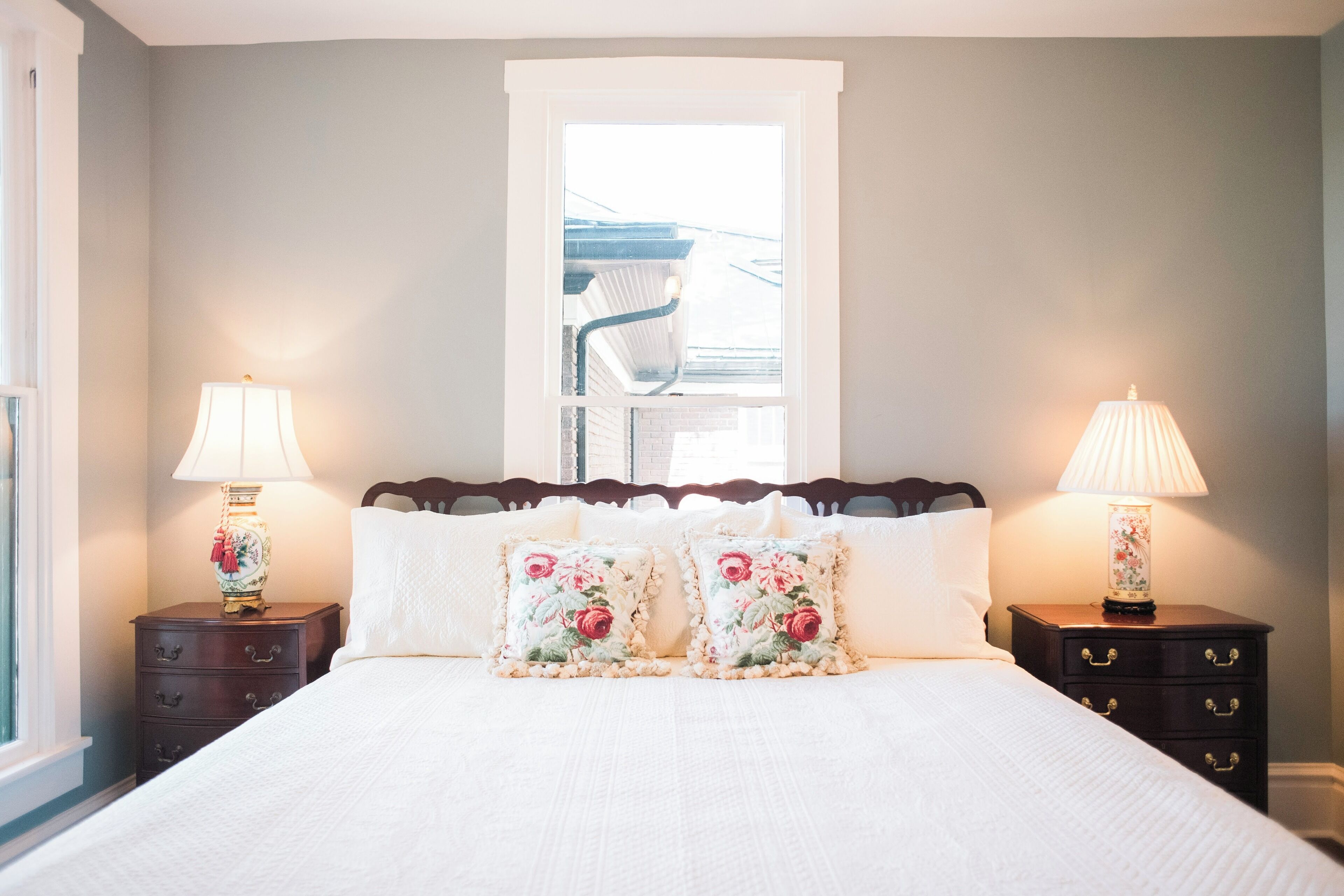 4 quartos, escrivaninha, ferros/tábuas de passar roupa