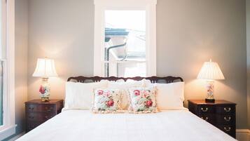 4 quartos, escrivaninha, ferros/tábuas de passar roupa