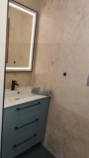 Shower, towels - Charming apartment between sea and mountains (Calenzana)