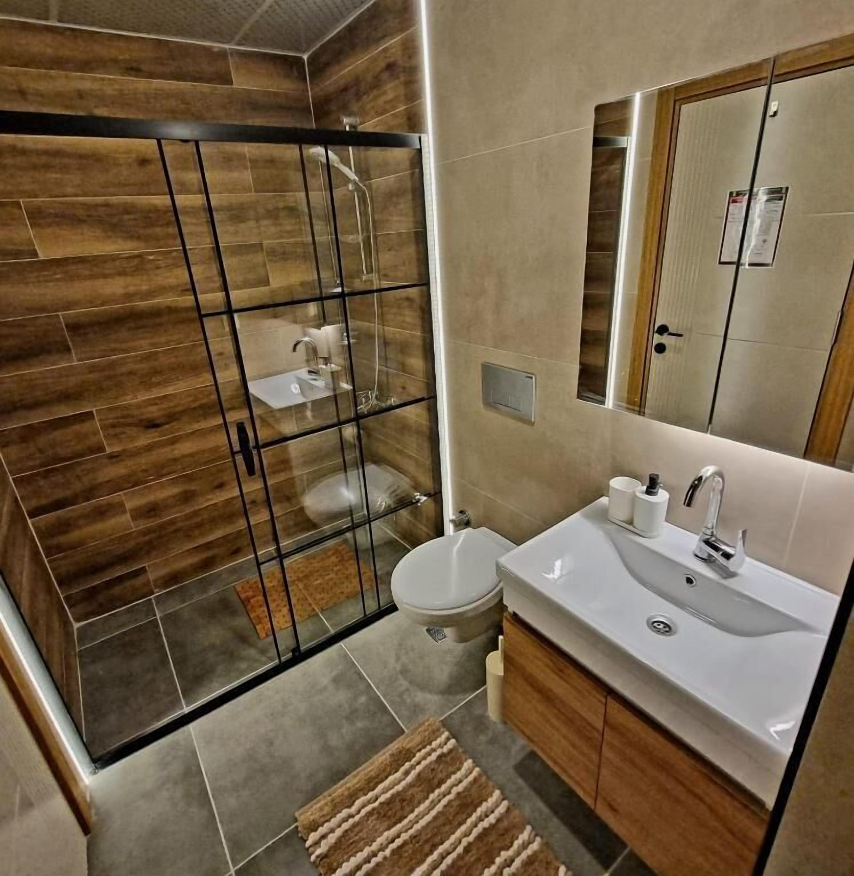 Shower, sandal, sabun, dan sampo