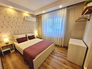 Màn/rèm cản sáng, bàn ủi/dụng cụ ủi quần áo 