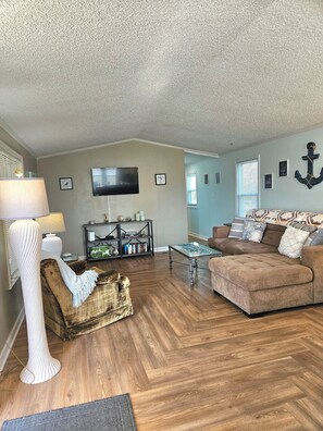 Smart TV, books - Ocean City, MD 2 BR/1 BA Family Vacation Rental +Dog Friendly (Ocean City)