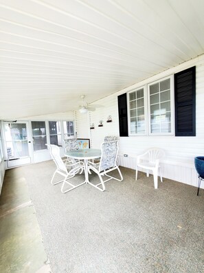 Outdoor dining - Ocean City, MD 2 BR/1 BA Family Vacation Rental +Dog Friendly (Ocean City)