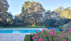 Una piscina al aire libre, una piscina climatizada
