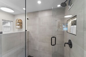 Dusche, Haartrockner, Bidet, Handtücher