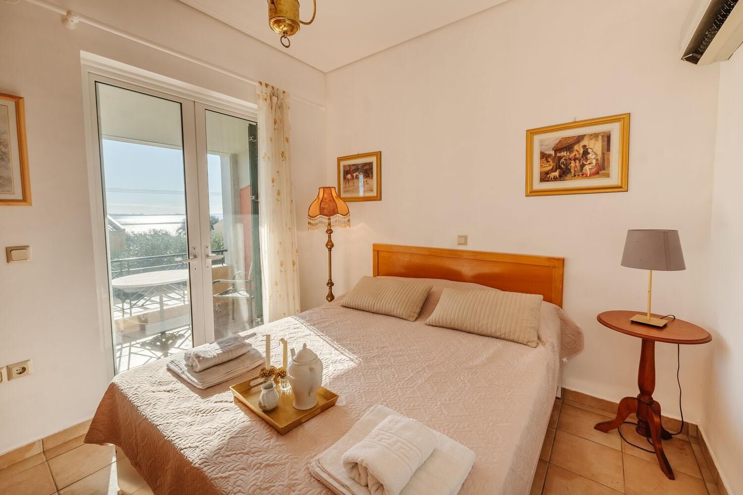 Tabla de planchar con plancha, wifi y ropa de cama 