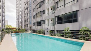 Ein modernes Apartmenthaus mit einem Schwimmbad.
