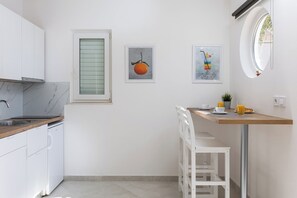 Fridge, stovetop, coffee/tea maker, toaster - Sunny Palace Studio 1 (Dubrovnik)