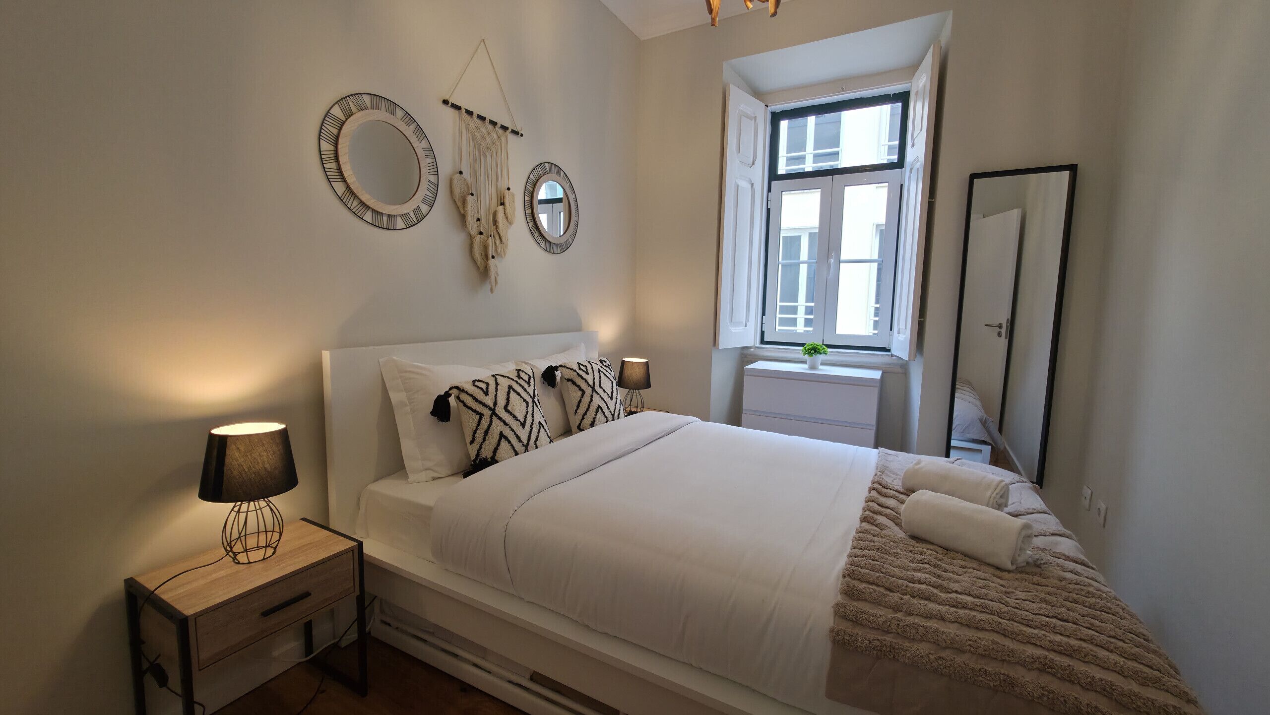 アイロン / アイロン台、WiFi (無料)、ベッドシーツ