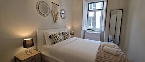 Tabla de planchar con plancha, wifi gratis y ropa de cama