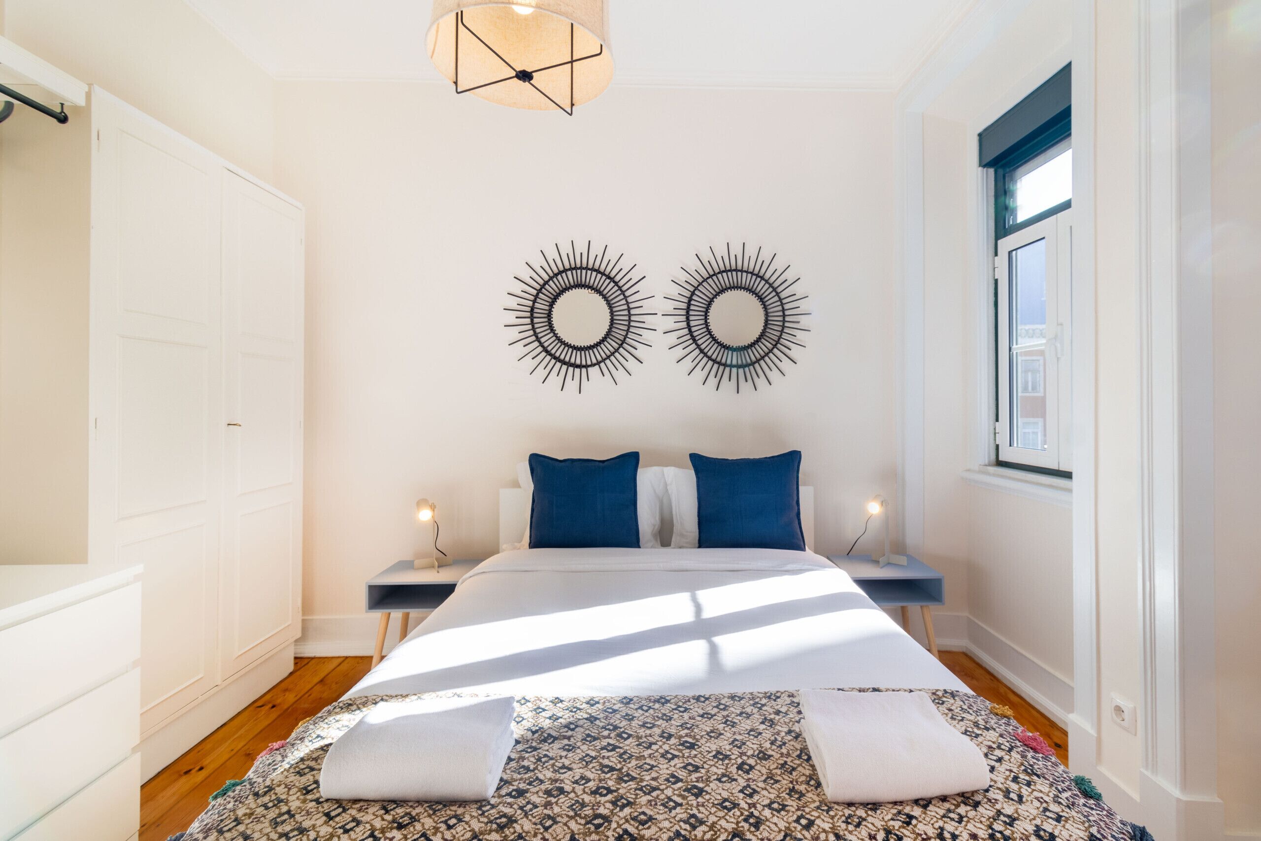 Tabla de planchar con plancha, wifi gratis y ropa de cama 