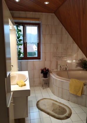 Dusj, hårføner og håndklær