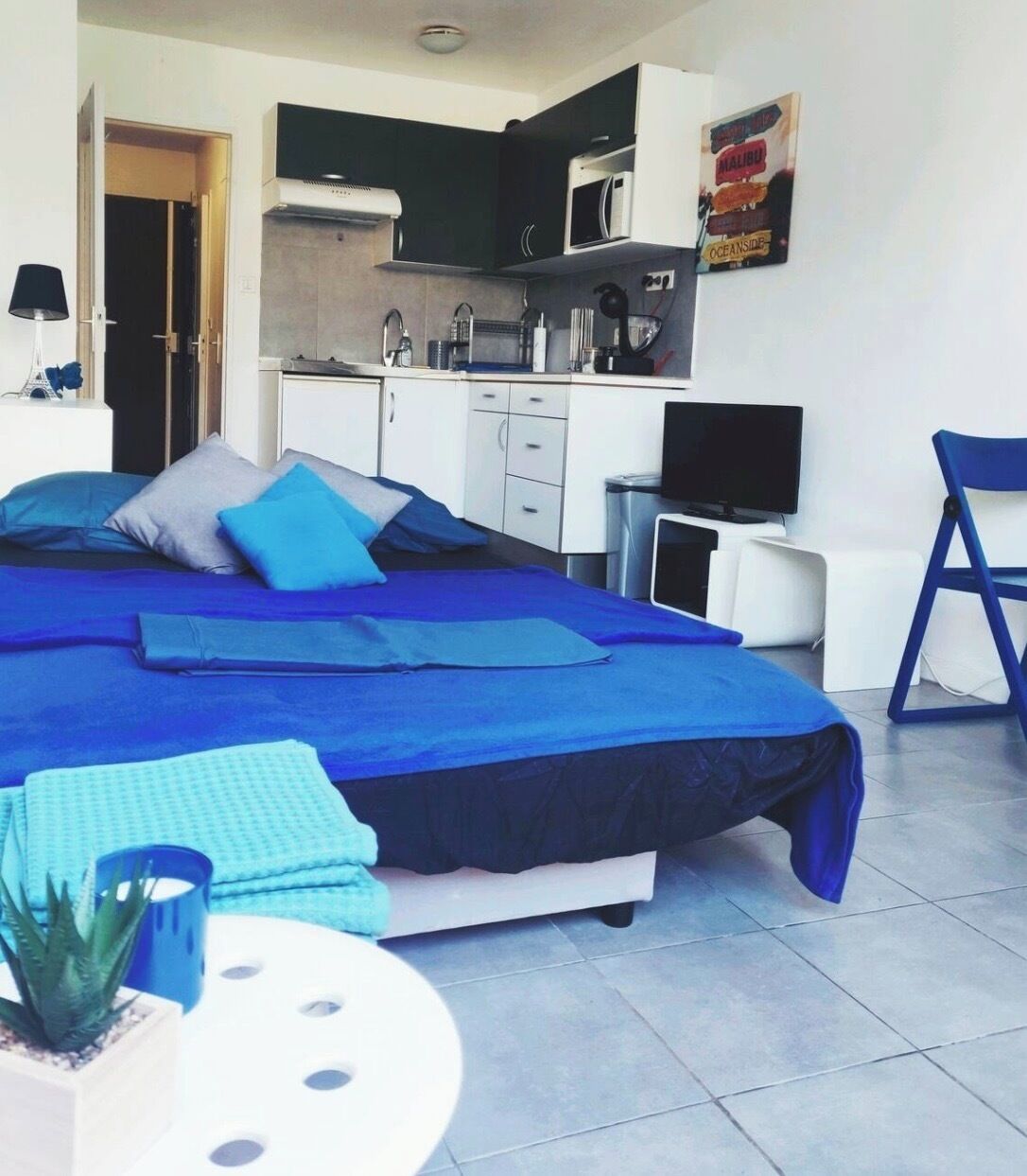 Iron/ironing board, WiFi, bed sheets