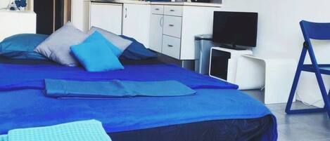 Tabla de planchar con plancha, wifi y ropa de cama