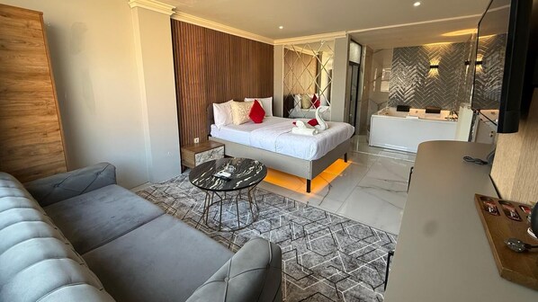 Luxury Suite | In-room safe, soundproofing, free WiFi