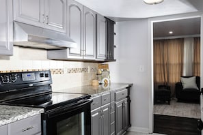 Microwave, oven, stovetop - Modern Comfort Cozy Living & Calm, Stylish Design - Entire Home 12 Min to BWI (Glen Burnie)