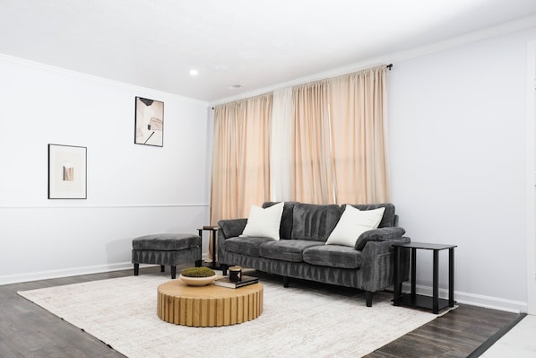 TV - Modern Comfort Cozy Living & Calm, Stylish Design - Entire Home 12 Min to BWI (Glen Burnie)