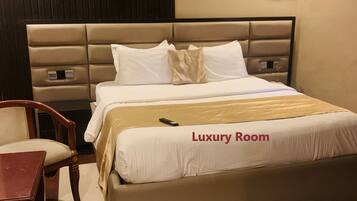 Escritorio, espacio para trabajar con laptop y wifi gratis