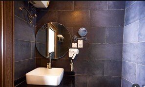 Regadera, secadora de cabello, toallas, jabón 