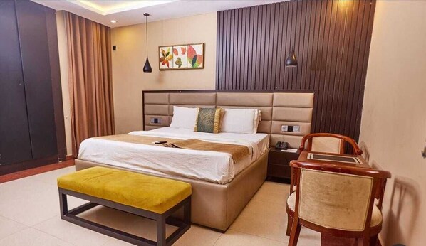 Desk, laptop workspace, free WiFi - The Willows Nest Hotel Ogbomoso (Ogbomosho)