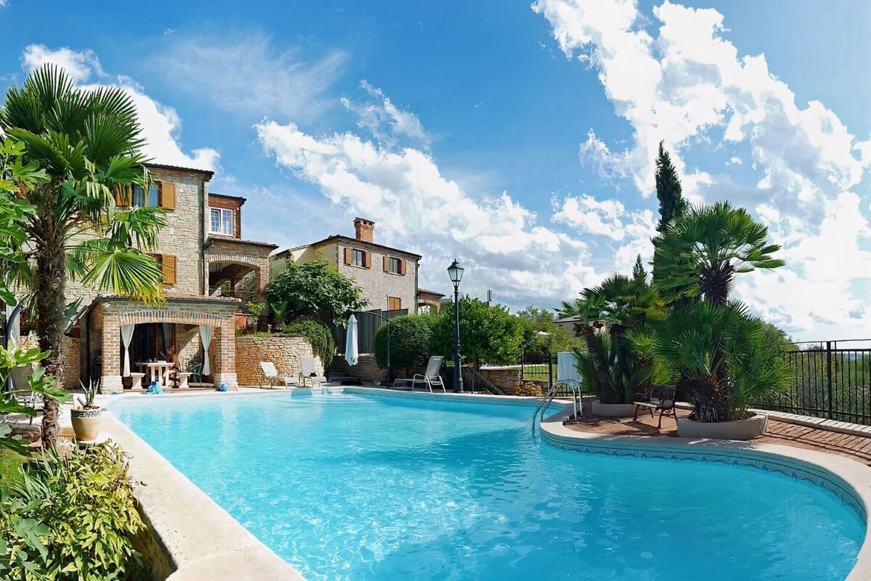 Casa | Alberca | Alberca techada y alberca al aire libre