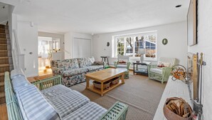 Un salon spacieux comprenant un ensemble de canapés, une table basse et une cheminée.