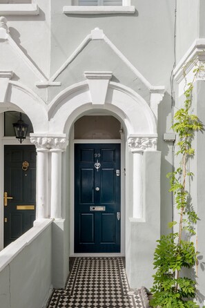 House - Wild Roses in London (London)