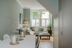 House - Wild Roses in London (London)