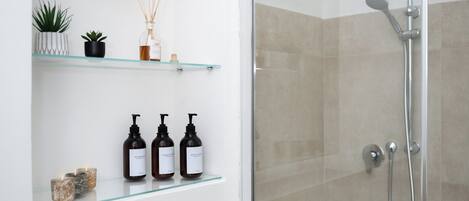 Shower, hair dryer, bidet, towels