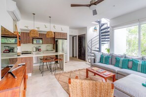 Ático, 2 habitaciones, bañera de hidromasaje | Servicio de comidas en la habitación