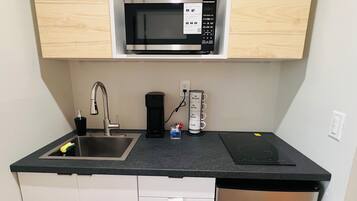 Kjøleskap, mikrobølgeovn, kokeplater og kaffetrakter/tekoker