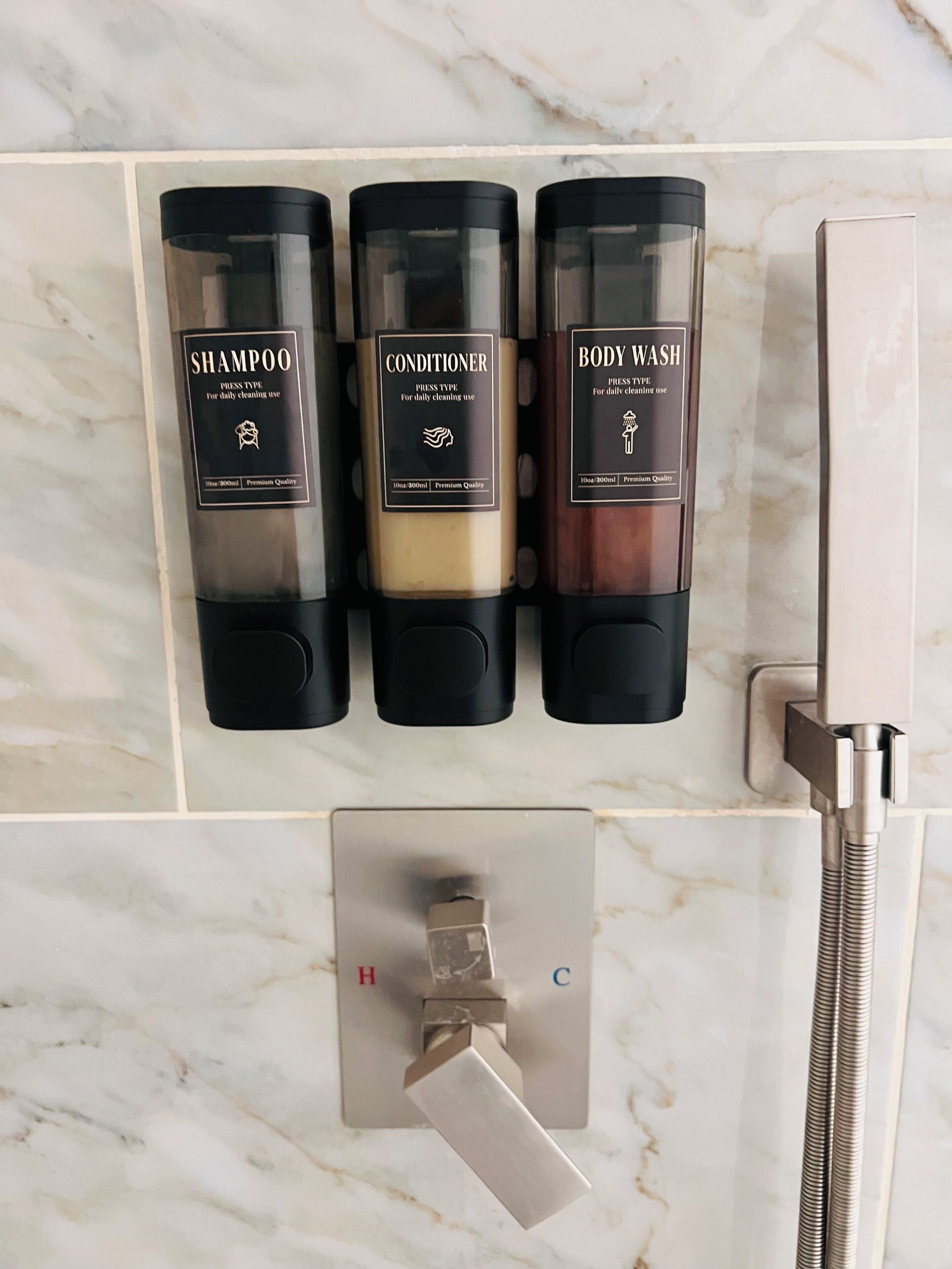 Secador de cabelo, toalhas de banho, sabonete, shampoo