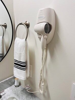 Hårføner, håndklær, såpe og sjampo