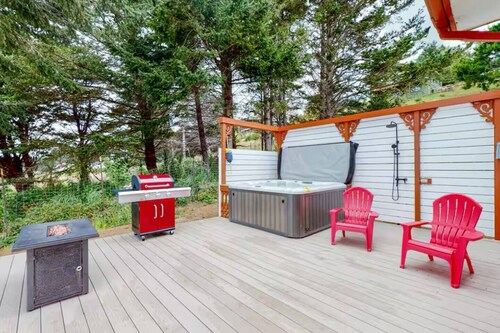 Helter Shelter- Ocean-View Victorian style home