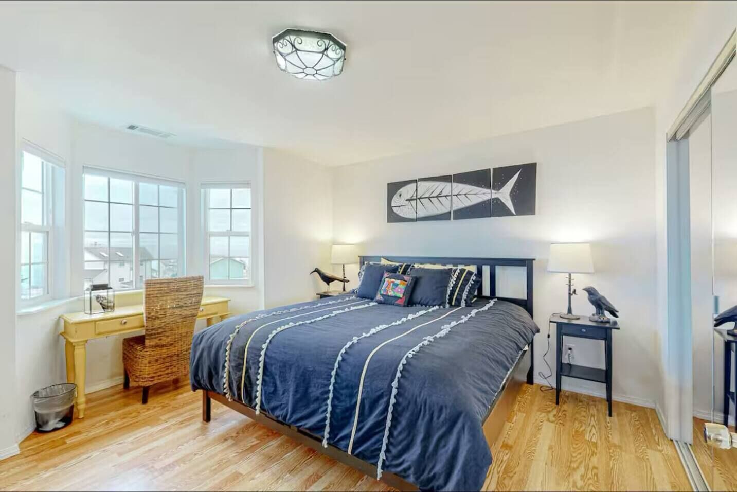 Escritorio, tabla de planchar con plancha, cuna de viaje y wifi gratis 