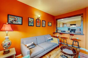 Smart TV, books, stereo