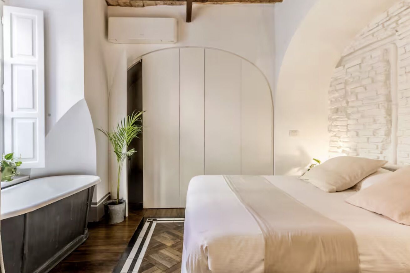 Bureau, fer et planche à repasser, lit parapluie