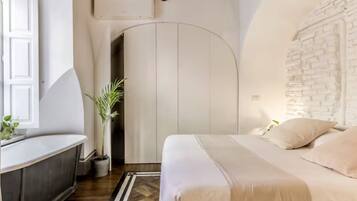 Bureau, fer et planche Ă repasser, lit parapluie