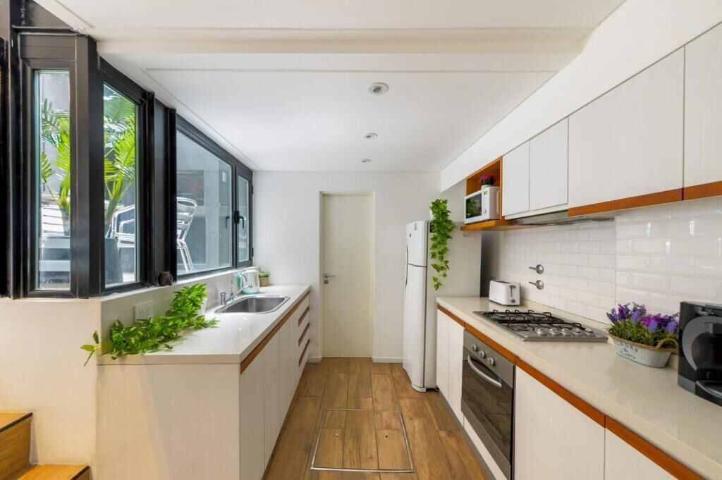 Deluxe House, City View | Private kitchen | Microwave, cookware/dishes/utensils