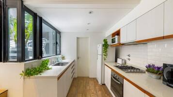 Deluxe House, City View | Private kitchen | Microwave, cookware/dishes/utensils