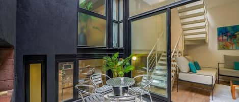 Deluxe House, City View | Interior