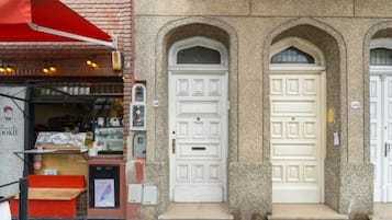 Deluxe House, City View | Exterior detail