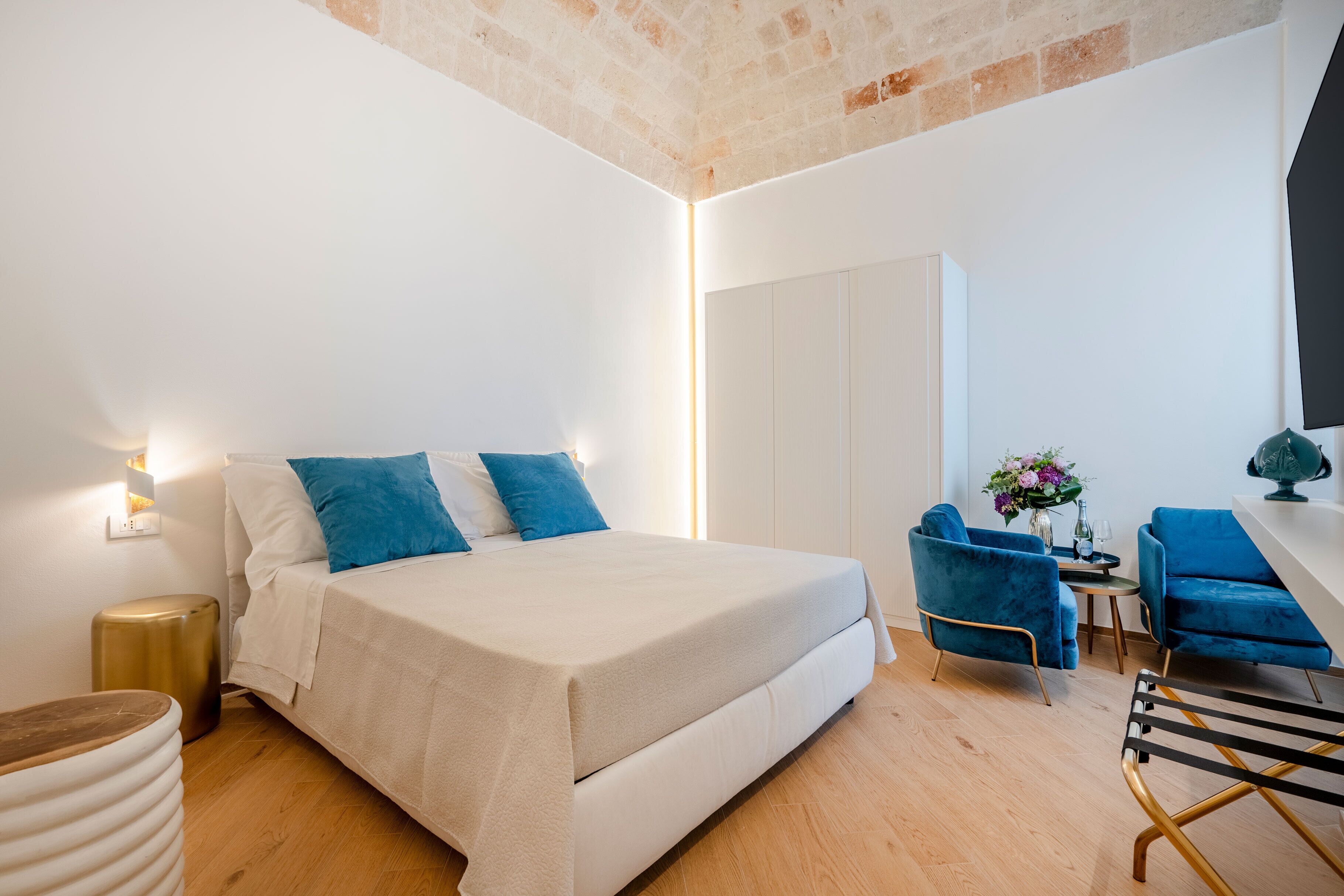 Iron/ironing board, internet, bed sheets