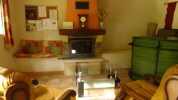 Kamin, Tischtennisplatte, Stereoanlage